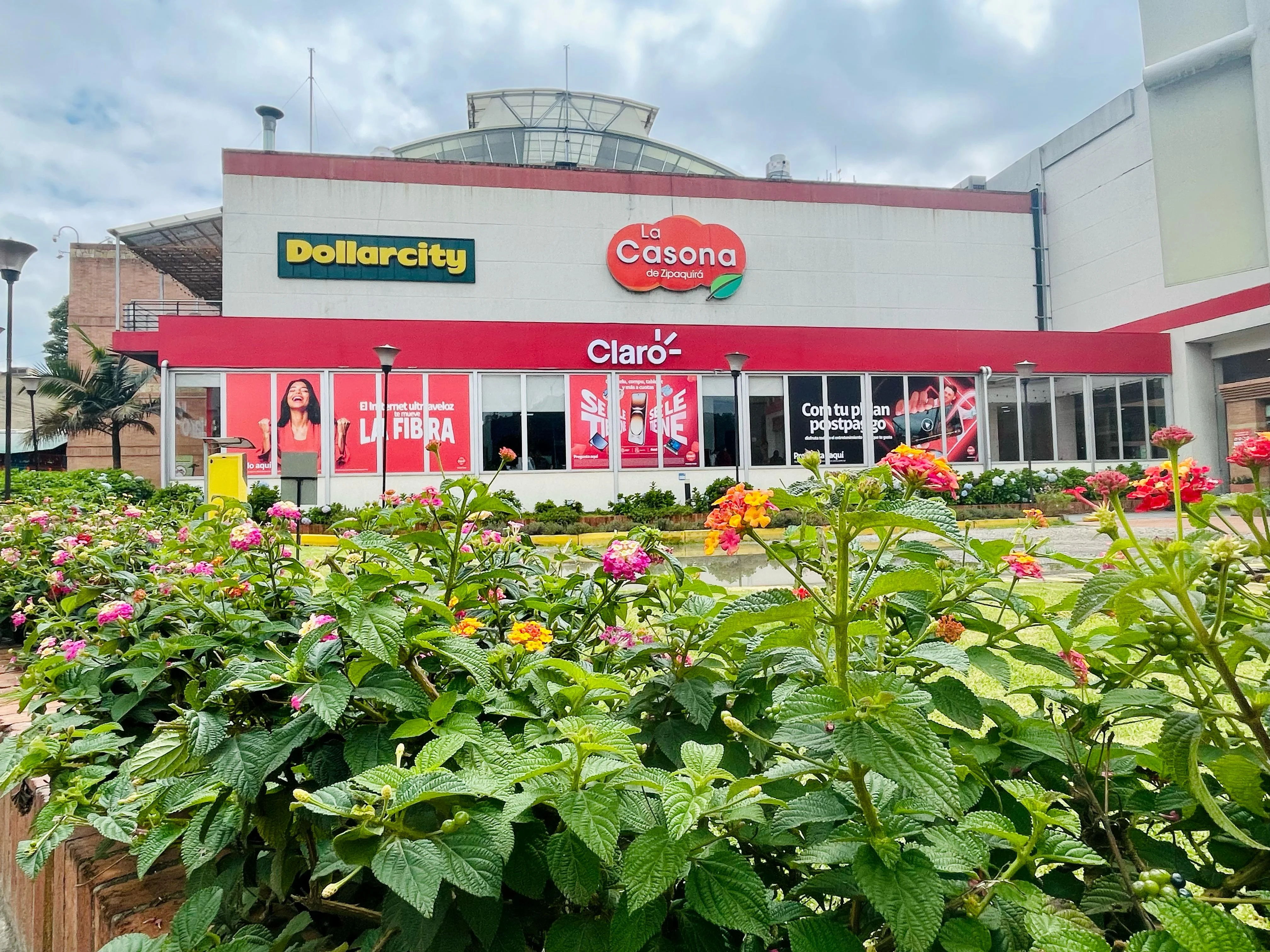 Fachada del Centro Comercial La Casona de Zipaquirá